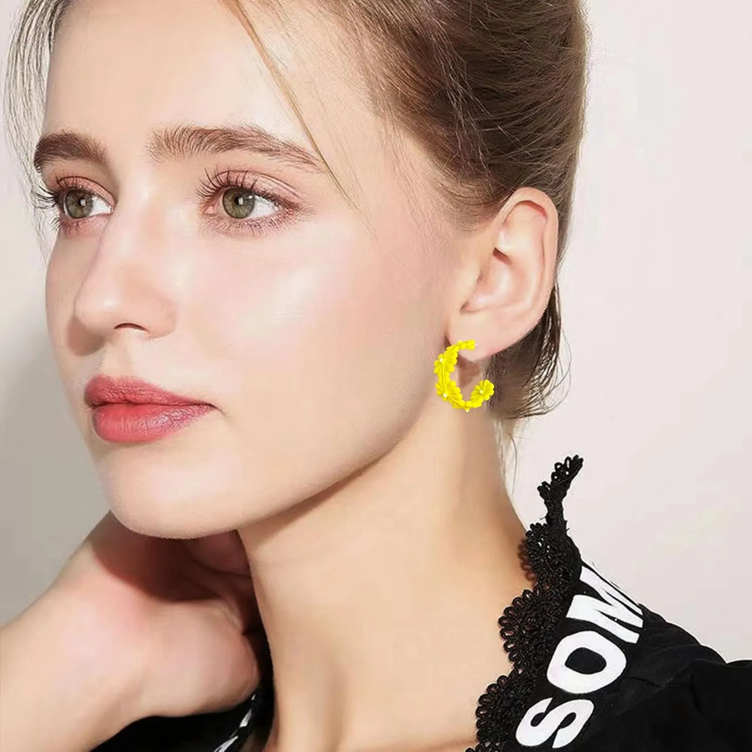 Daisy Flower Small Hoop Earrings for Women Dainty Resin Flowers Huggie Hoops Hypoallergenic Jewelry