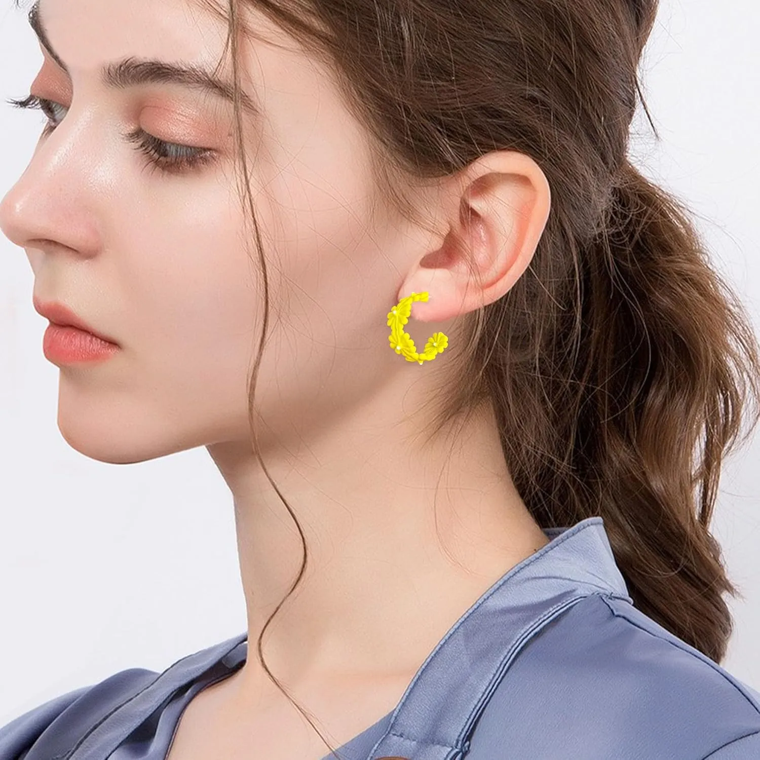 Daisy Flower Small Hoop Earrings for Women Dainty Resin Flowers Huggie Hoops Hypoallergenic Jewelry