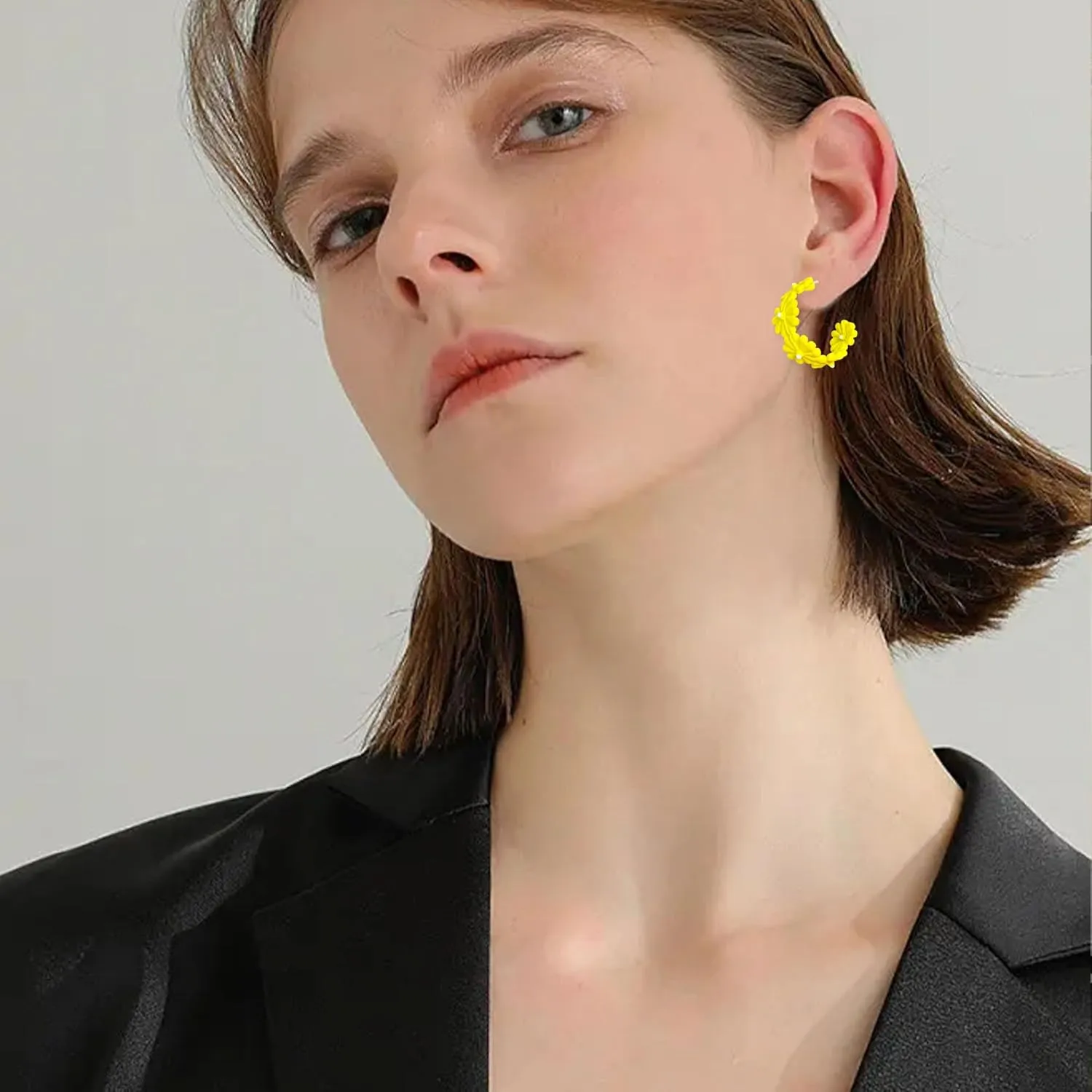 Daisy Flower Small Hoop Earrings for Women Dainty Resin Flowers Huggie Hoops Hypoallergenic Jewelry